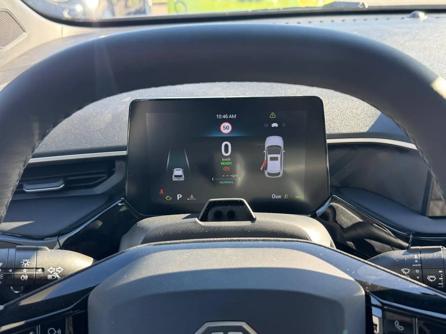 Vue depuis le siège conducteur sur le tableau de bord numérique noir du MG3 1.5 Hybrid+ 195ch Luxury 2026.