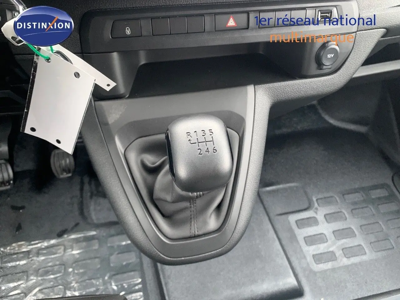 Vue rapprochée du levier de vitesses manuel noir dans l’habitacle du Peugeot Expert blanc de 2023.