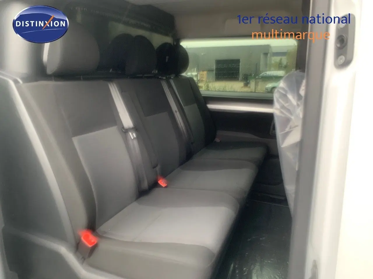 Vue intérieure côté droit montrant la banquette arrière noire du Peugeot Expert Cabine Approfondie blanc 2023.