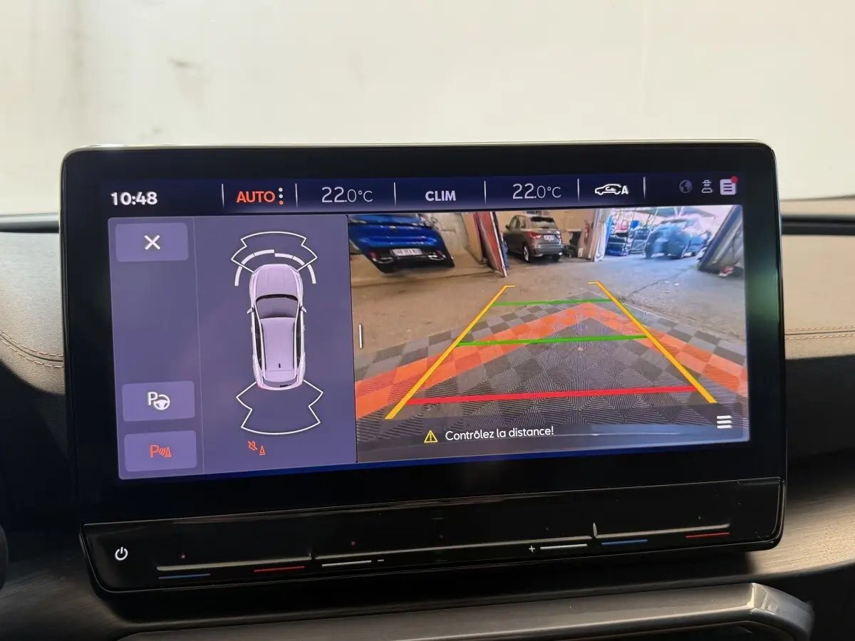 Écran tactile central affichant la caméra de recul et l'aide au stationnement du CUPRA Formentor noir, vue intérieure.