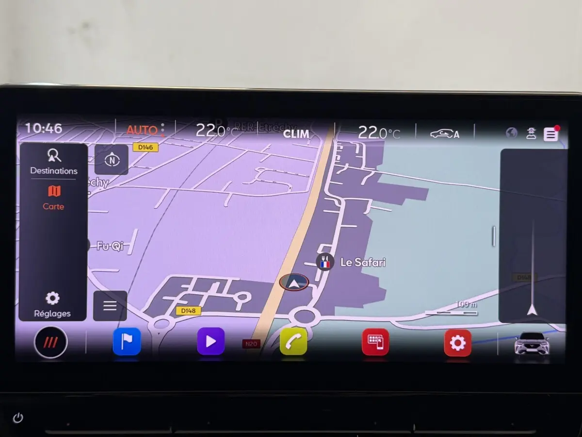 Écran tactile de navigation 12 pouces du CUPRA Formentor noir, affichant une carte avec options et température à 22°C