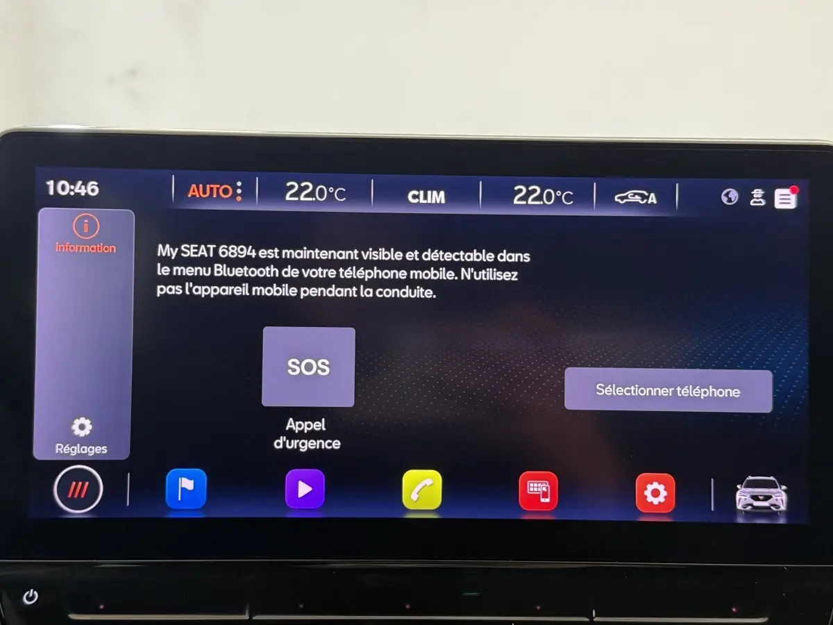 Écran tactile central du tableau de bord du CUPRA Formentor noir 2023 affichant le menu Bluetooth et appel d'urgence.