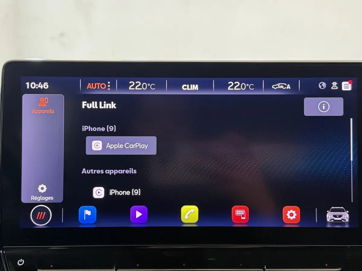Écran tactile central de 12 pouces affichant Apple CarPlay dans une CUPRA Formentor noire de 2023.