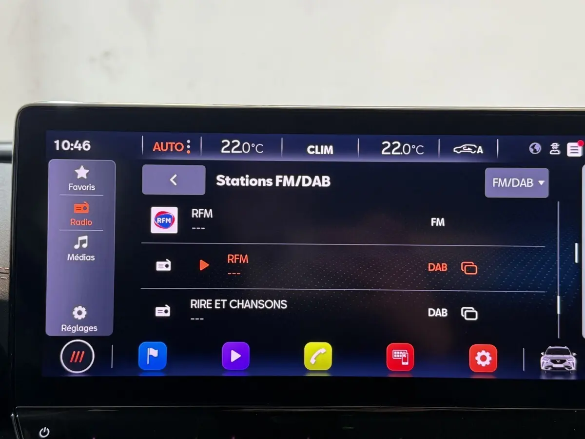 Écran tactile central du tableau de bord du CUPRA Formentor noir, affichant les stations radio FM/DAB.