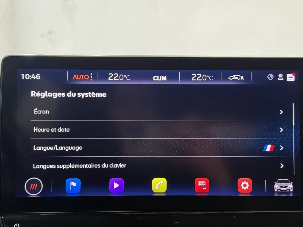 Écran tactile central affichant les réglages système dans une CUPRA Formentor noire, vue intérieure frontale.