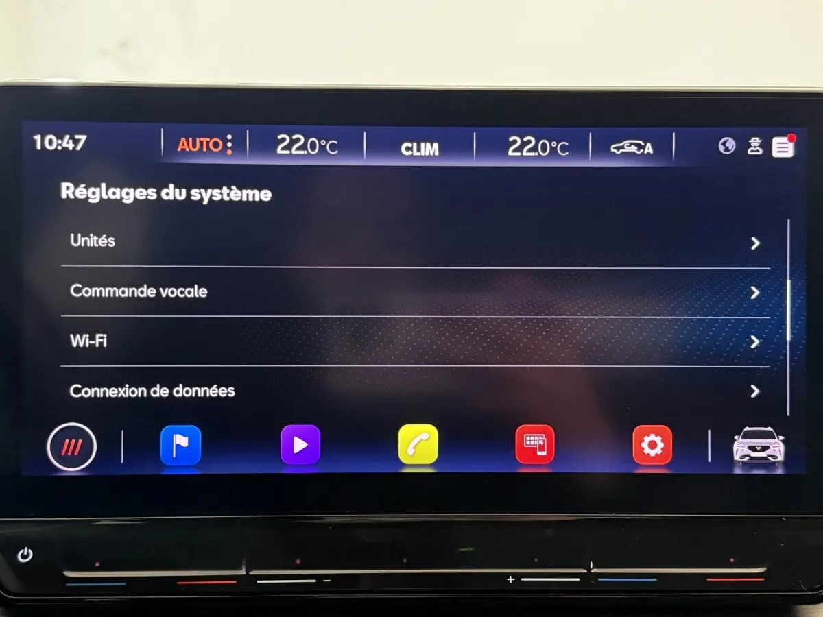 Écran tactile central affichant les réglages du système dans l'habitacle d'une CUPRA Formentor noir.