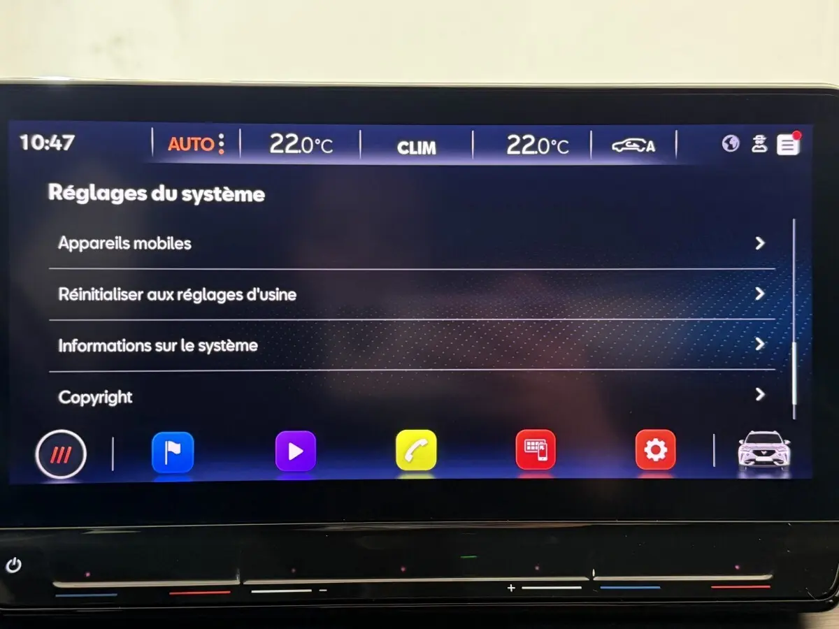 Écran tactile central affichant les réglages système du CUPRA Formentor noir, vue rapprochée intérieure.