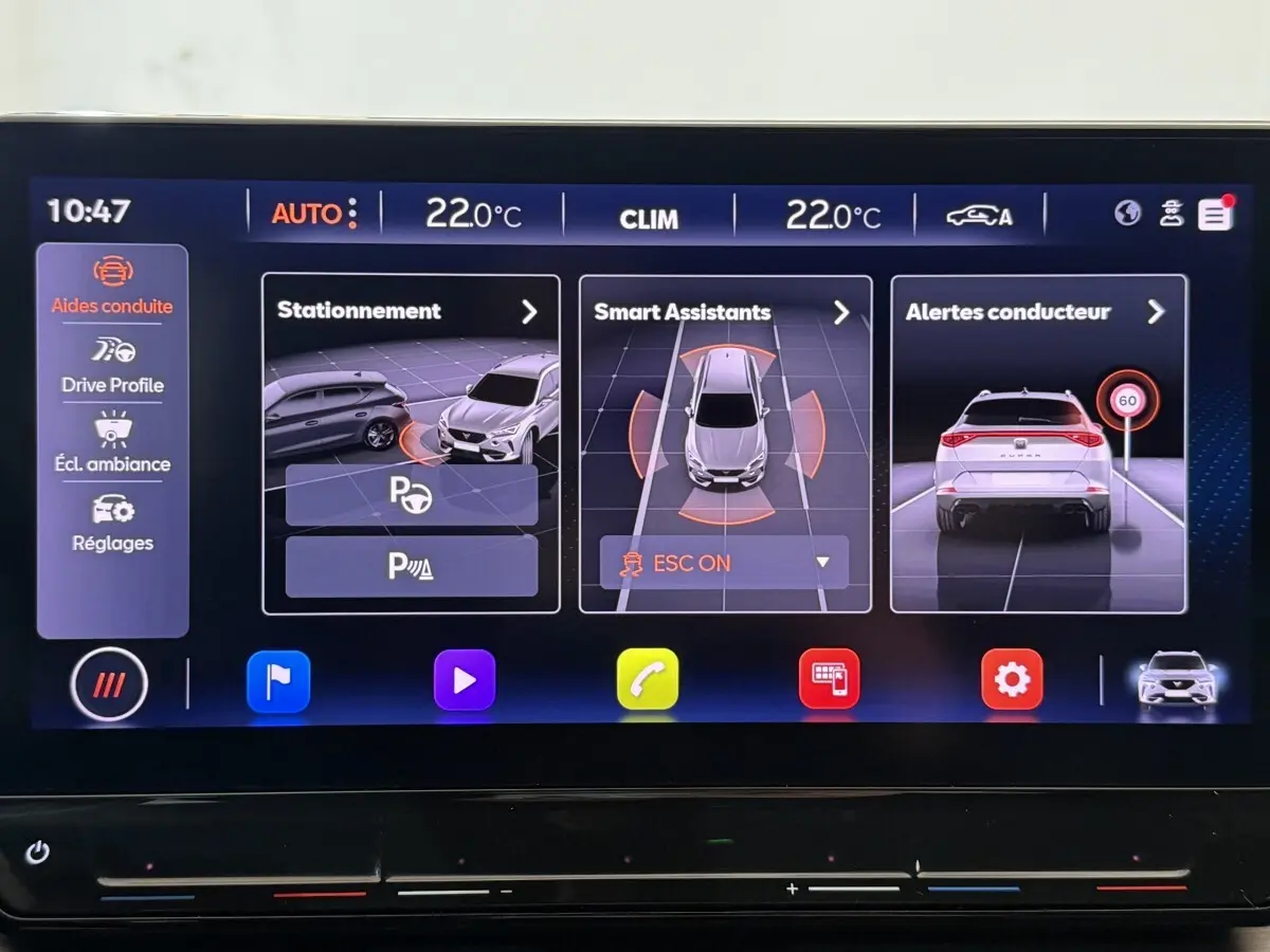 Écran tactile central du tableau de bord affichant les aides à la conduite du CUPRA Formentor noir 2023.