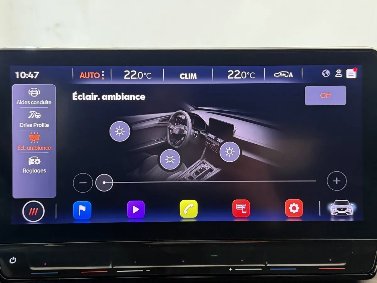 Écran tactile intérieur affichant le réglage de l’éclairage d’ambiance du tableau de bord du CUPRA Formentor noir.