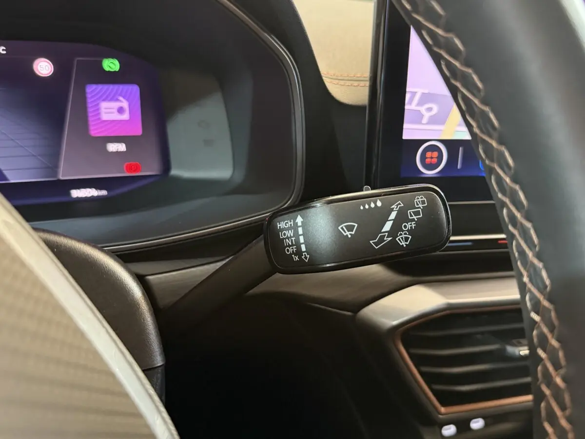 Gros plan sur la commande d'essuie-glace côté droit du tableau de bord du CUPRA Formentor noir 2023.