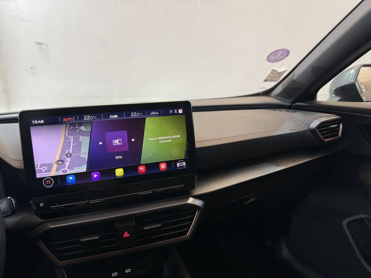 Tableau de bord et écran tactile 12 pouces du CUPRA Formentor noir, vue intérieure côté passager avec finitions élégantes.