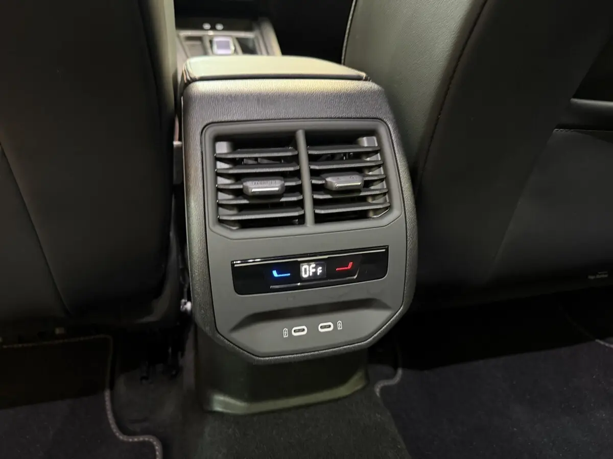 Vue rapprochée de la console arrière noire du CUPRA Formentor 2023 avec commandes de climatisation et ports USB.