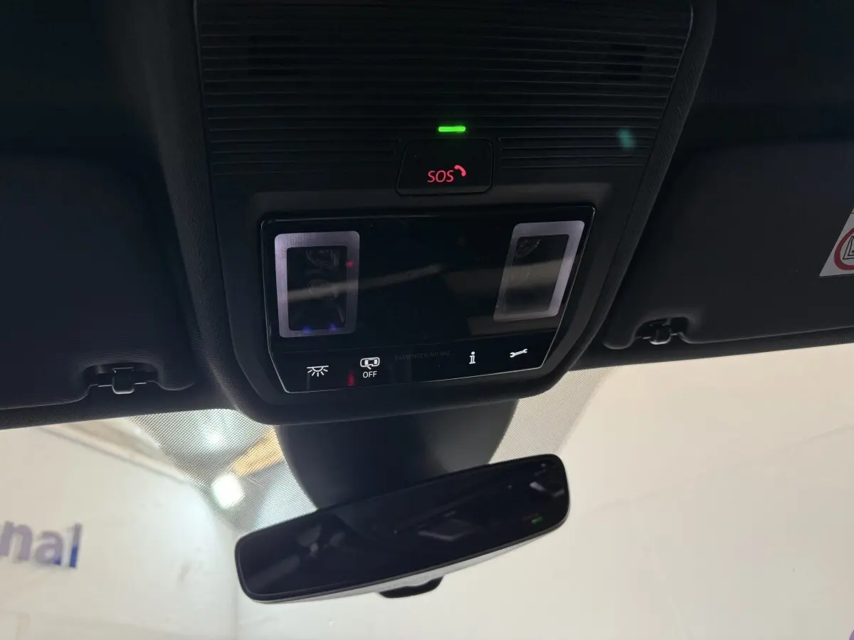 Vue intérieure du plafonnier noir avec bouton SOS rouge et rétroviseur intérieur d'une CUPRA Formentor 2023.