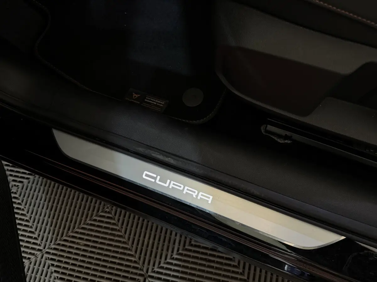 Gros plan sur le seuil de porte noir avec logo CUPRA lumineux du CUPRA Formentor 1.5 TSI 2023.
