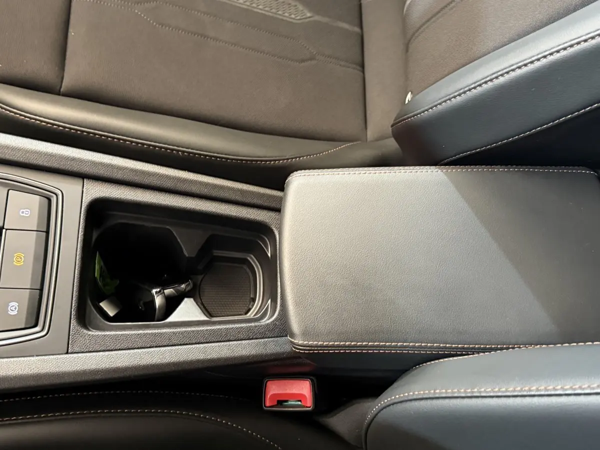 Gros plan sur la console centrale noire avec accoudoir et porte-gobelets du CUPRA Formentor 1.5 TSI 150ch 2023.