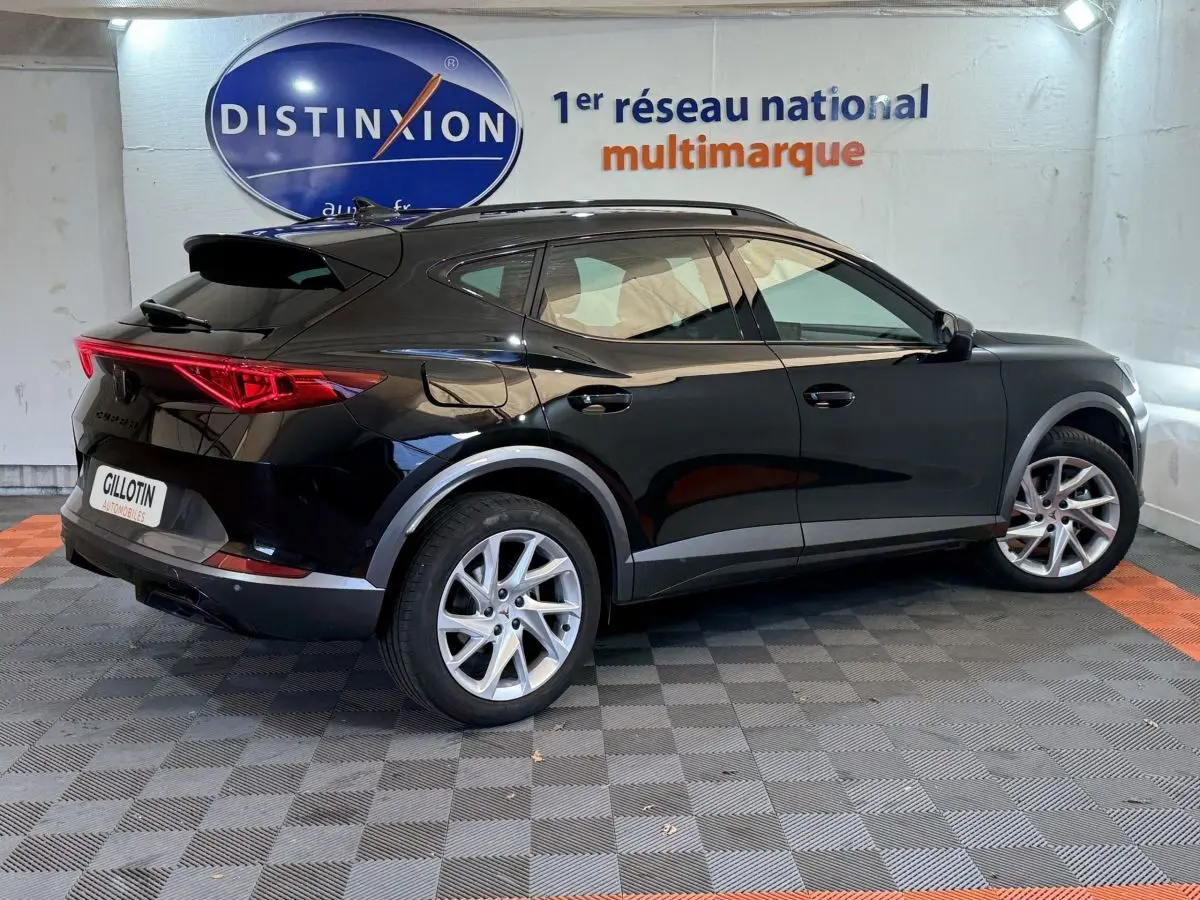 Vue 3/4 arrière droite du CUPRA Formentor noir 2023 avec jantes argentées et feux arrière LED distinctifs.