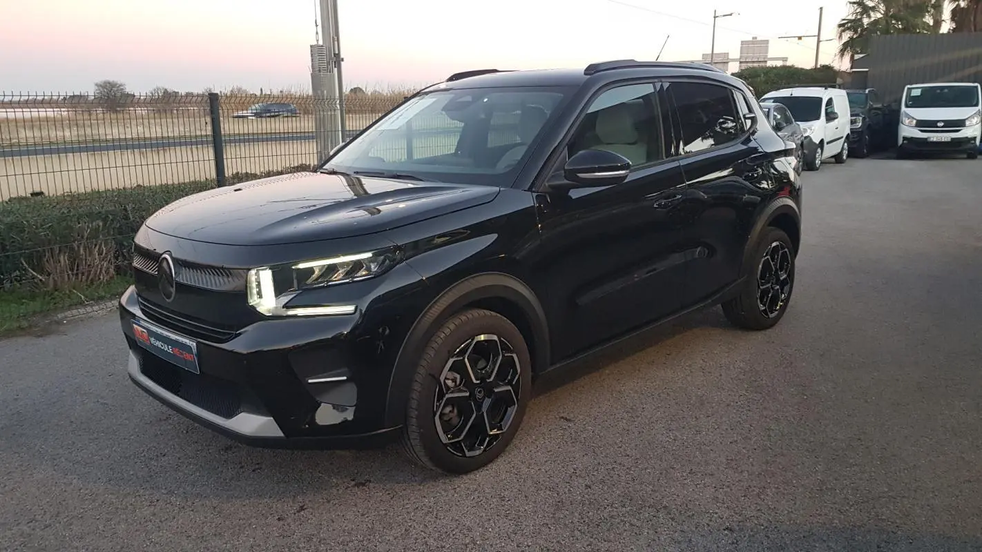 SUV Citroën C3 noir vu en 3/4 avant droit, avec barres de toit et jantes alliage 17 pouces visibles.