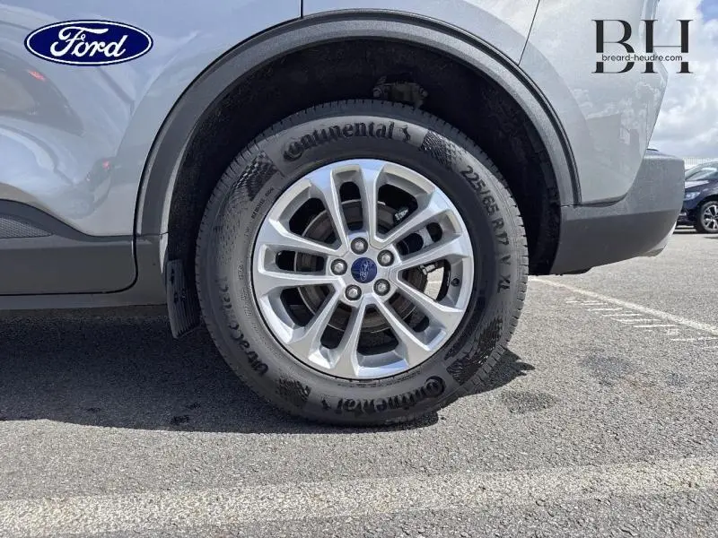 Gros plan sur la roue arrière droite du Ford Kuga gris Solar métallisé 2023 avec jante alu et pneu Continental.
