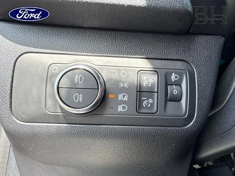 Gros plan sur les commandes d’éclairage intérieures du Ford Kuga 2023, finition Titanium, tableau de bord noir.