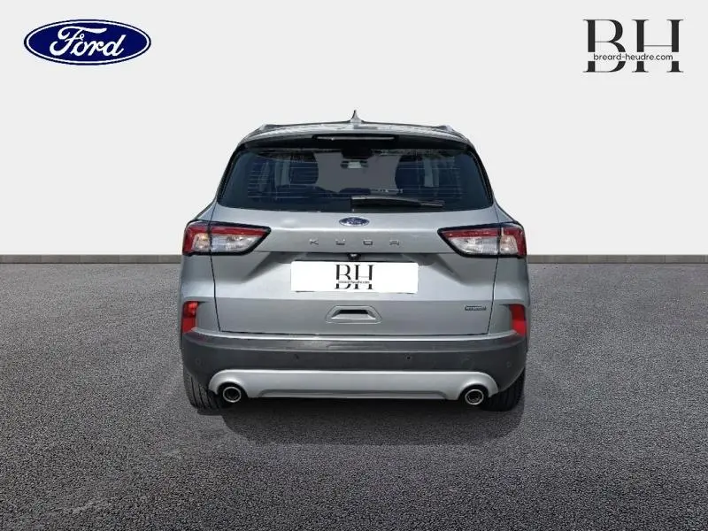 Vue arrière d'un Ford Kuga 2023 gris Solar Métallisé avec double sortie d'échappement et becquet arrière.