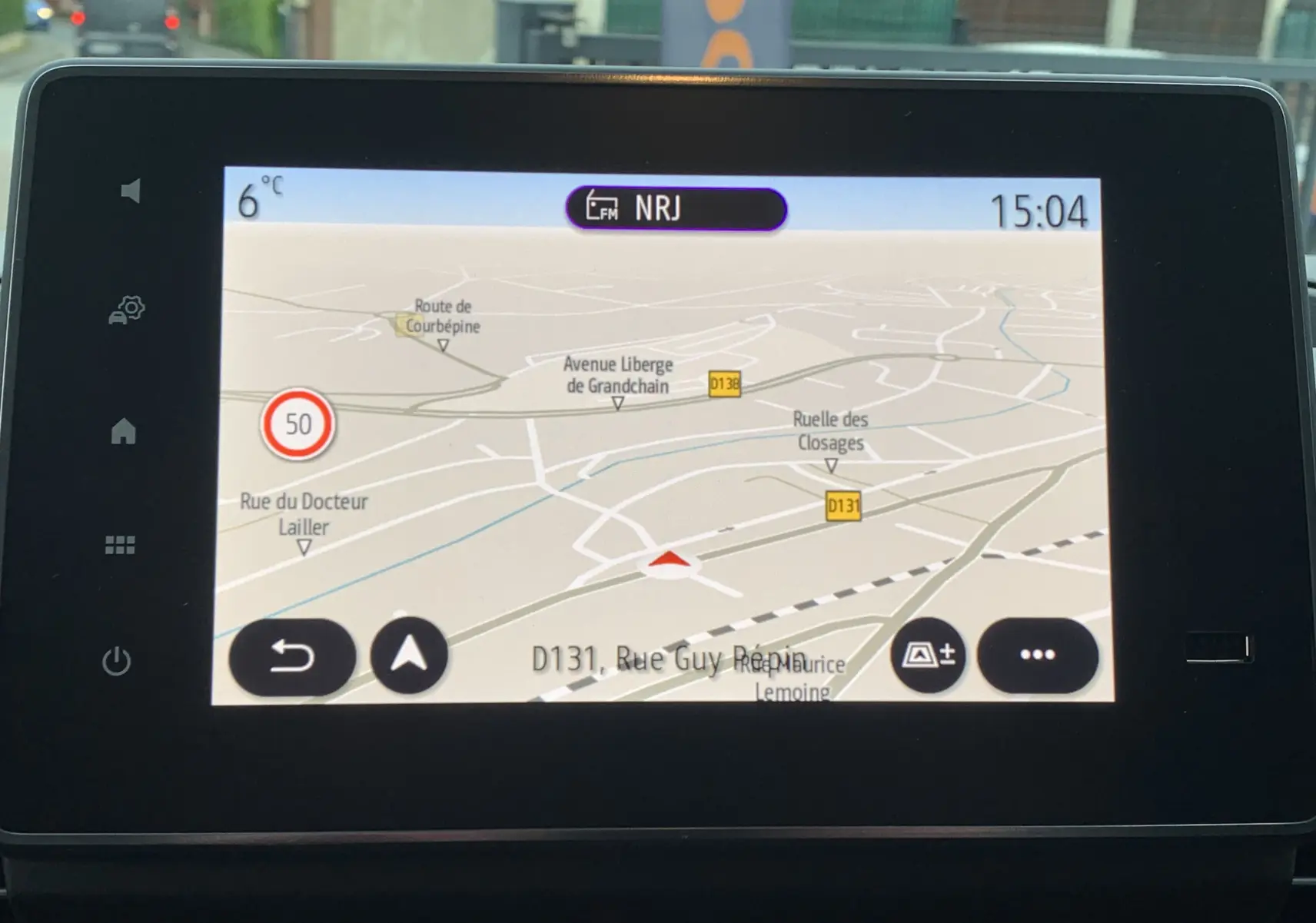 Écran tactile de navigation du Renault Trafic blanc, affichant carte et itinéraire en vue frontale.