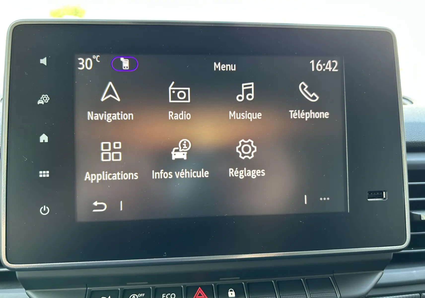 Écran tactile central du Renault Trafic L2H1 2026 affichant le menu principal avec navigation et réglages.
