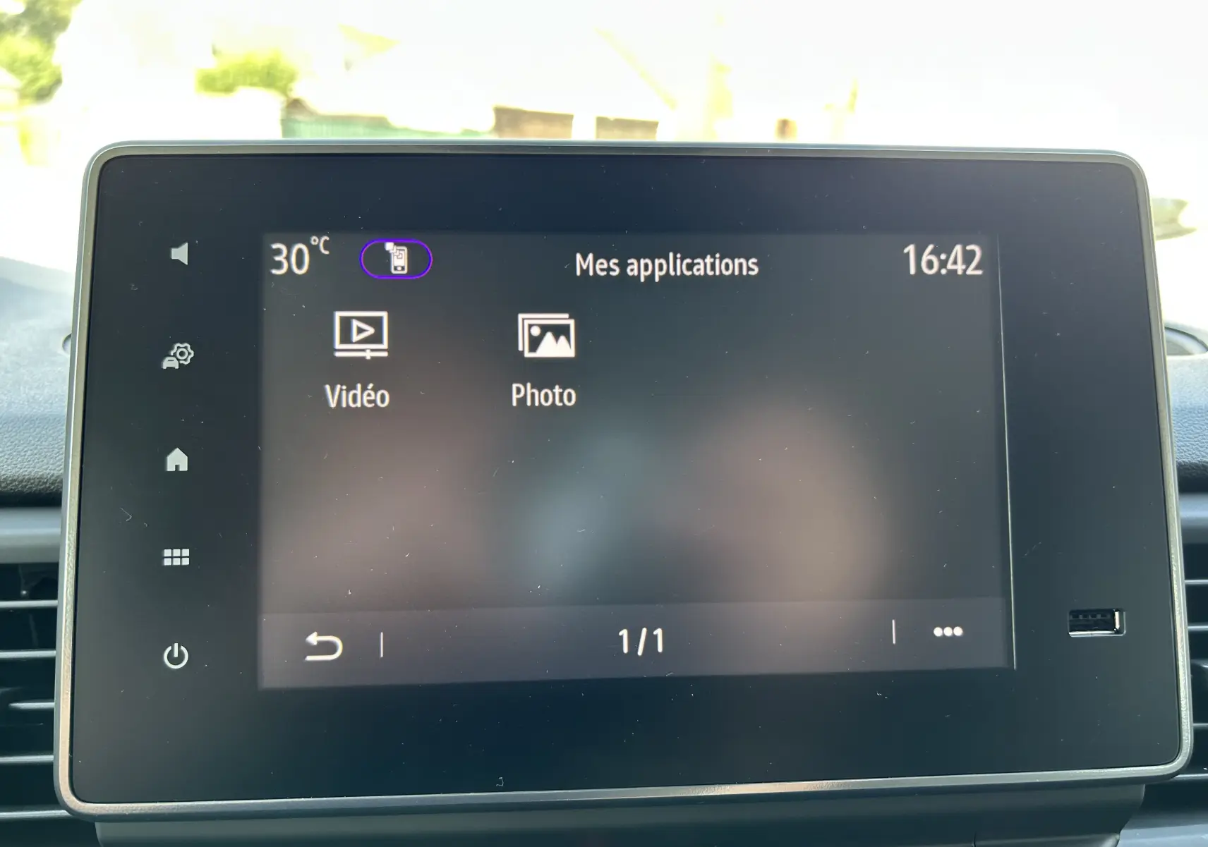 Écran tactile central du Renault Trafic blanc, affichant les applications vidéo et photo en intérieur.