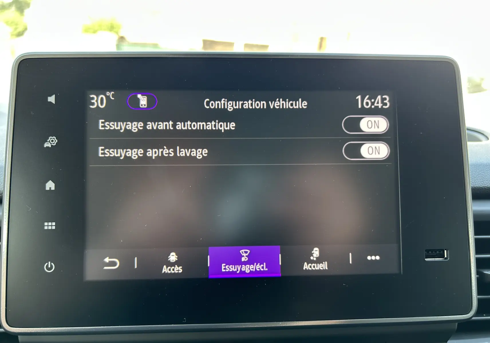 Écran tactile intérieur du Renault Trafic blanc, affichant les réglages d'essuyage automatique à 16h43.