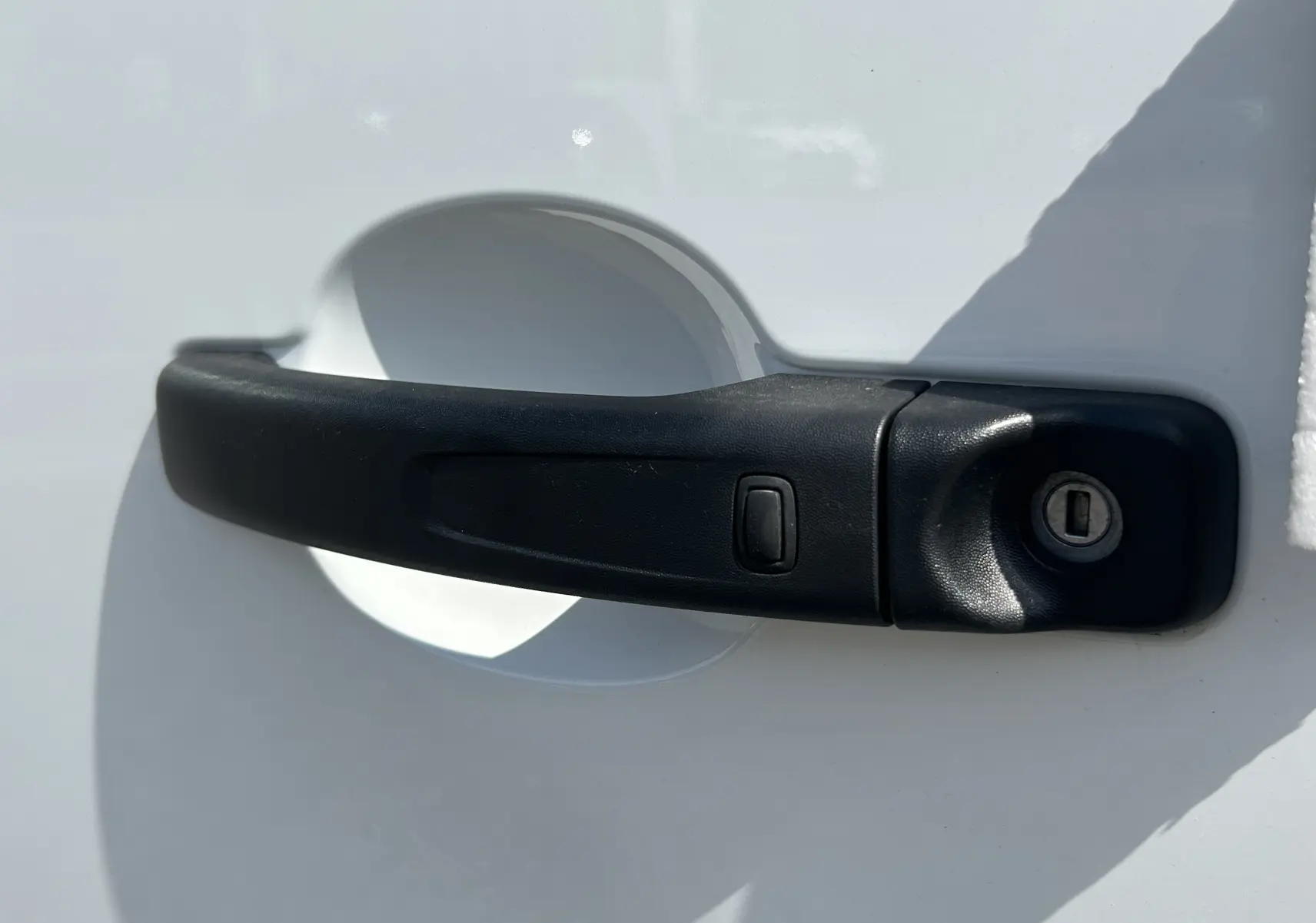 Poignée de porte noire en gros plan sur la porte blanche côté droit du Renault Trafic Cabine Approfondie L2H1 2026.