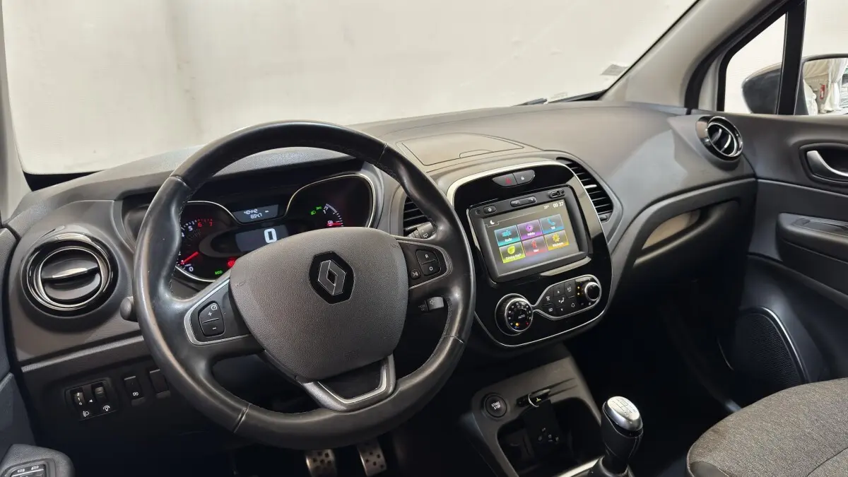 Vue intérieure côté conducteur du Renault Captur Intens TCe 90 2019, volant cuir multifonctions et écran tactile central.