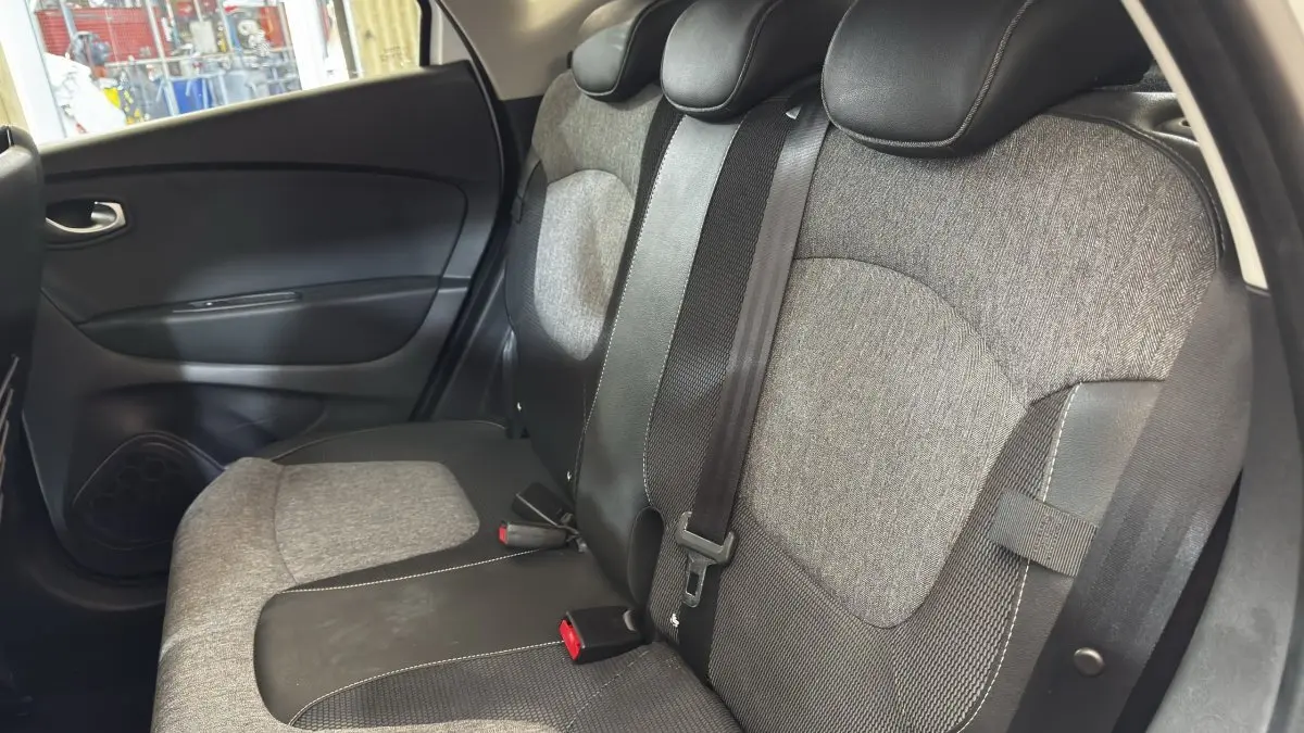 Vue intérieure côté droit montrant la banquette arrière gris foncé et noir du Renault Captur Intens 2019.