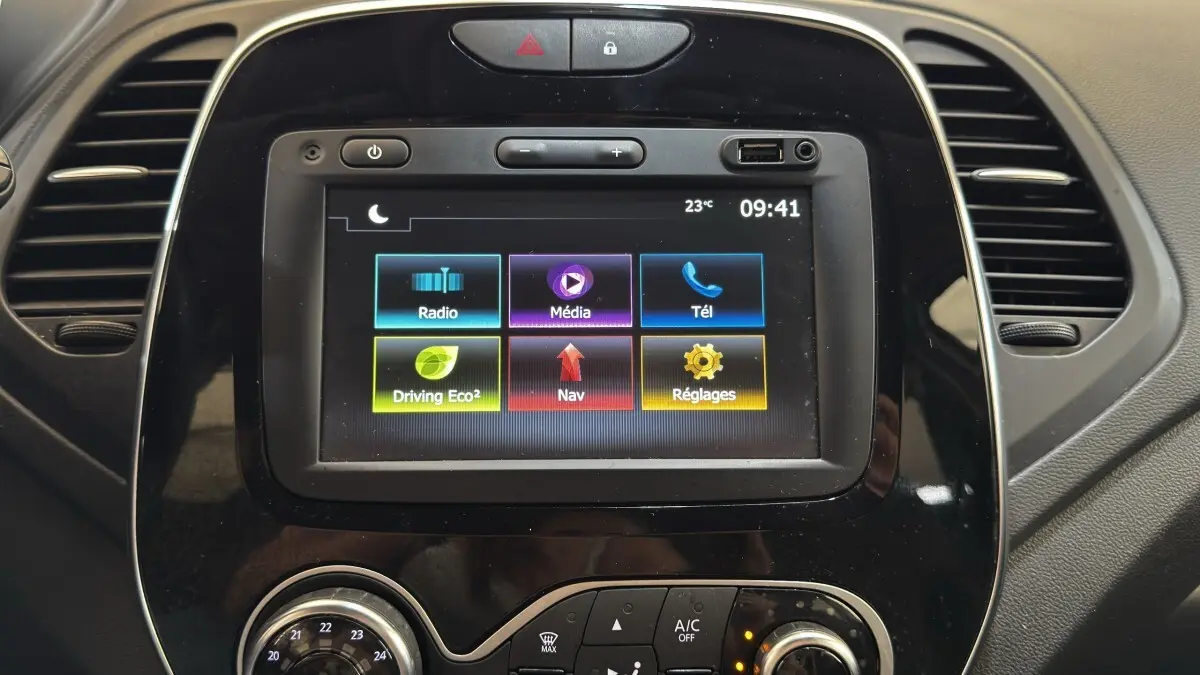 Vue rapprochée de l’écran tactile central noir du tableau de bord du Renault Captur Intens blanc de 2019.