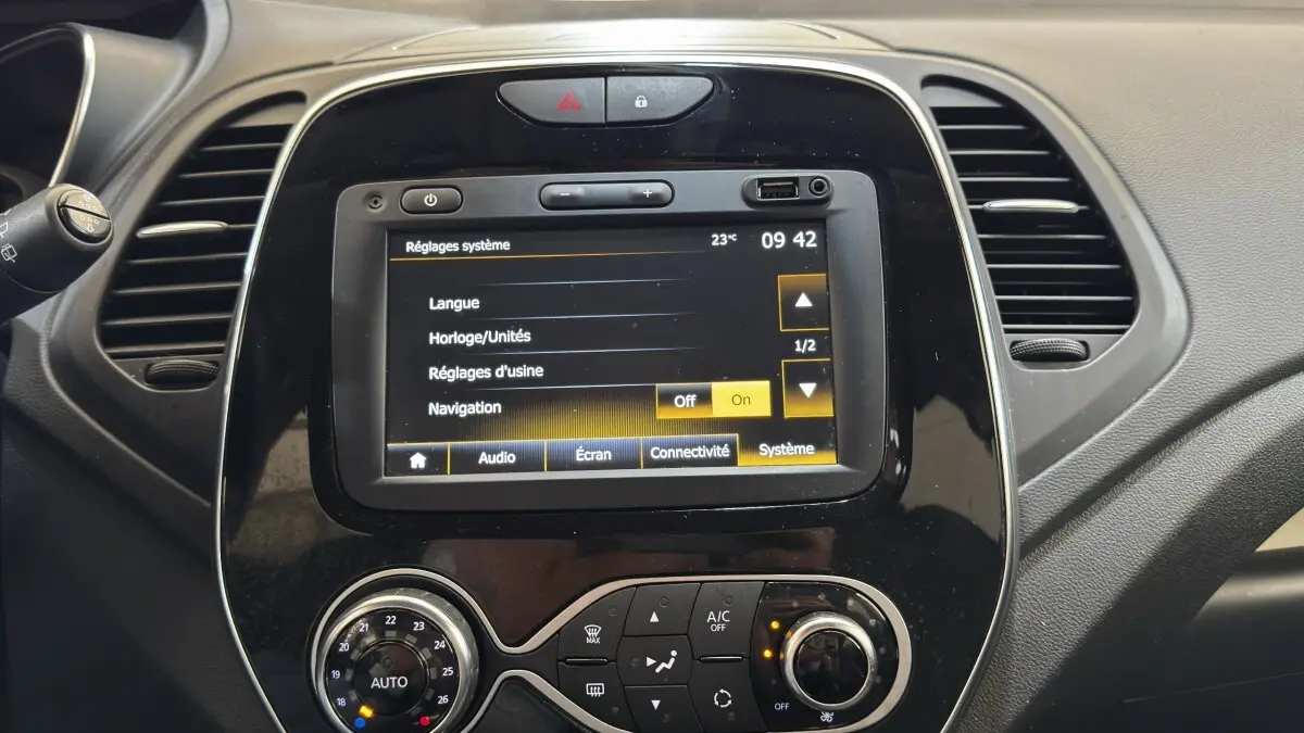 Vue rapprochée du tableau de bord noir du Renault Captur Intens 2019 avec écran tactile affichant les réglages système.