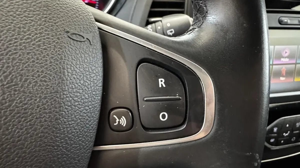 Gros plan sur le volant cuir noir du Renault Captur Intens 2019, avec commandes multifonctions visibles.