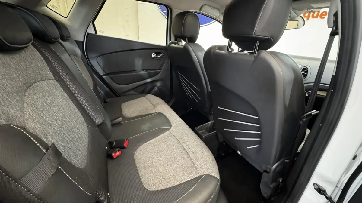 Vue intérieure arrière côté droit du Renault Captur blanc 2019, banquette tissu gris et noir avec appuie-têtes.