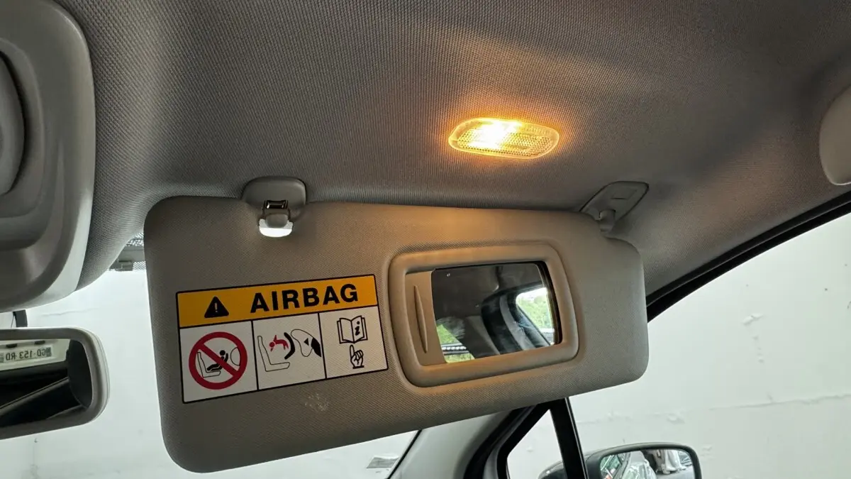 Détail intérieur du pare-soleil côté conducteur avec miroir éclairé du Renault Captur blanc Intens TCe 90 2019.