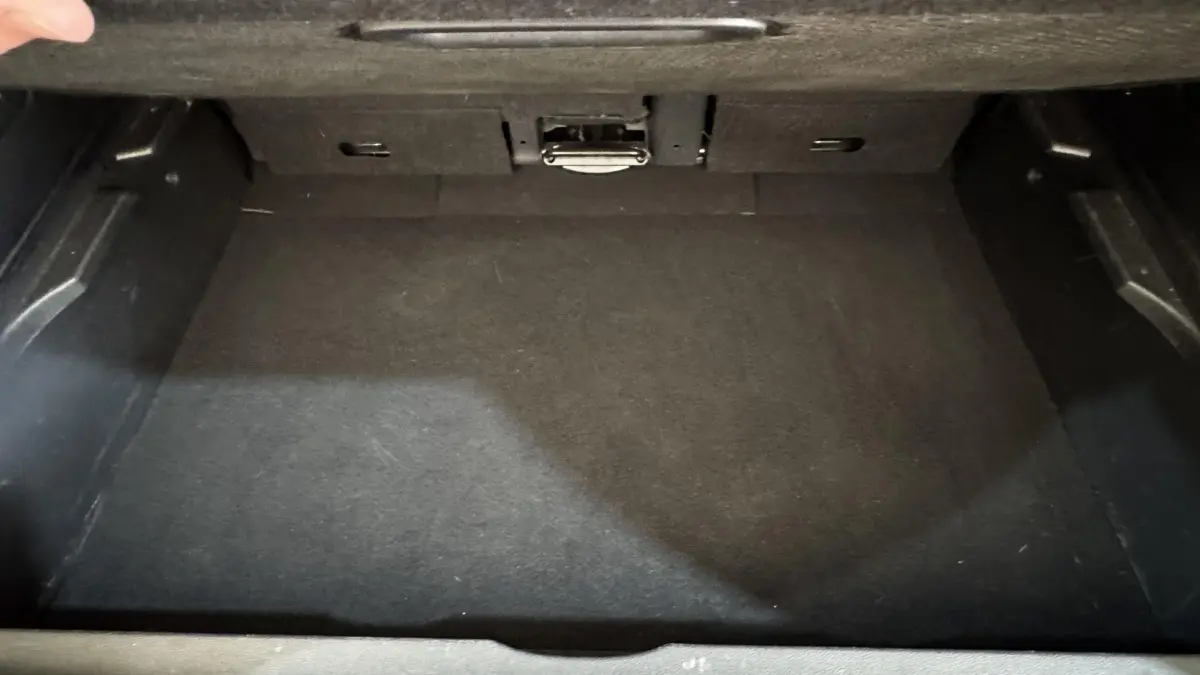 Coffre vide en vue plongeante du Renault Captur Intens blanc de 2019, montrant la surface plane et les fixations Isofix.