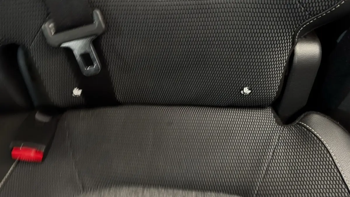 Gros plan sur la banquette arrière noire du Renault Captur Intens TCe 90 de 2019 avec ceinture de sécurité visible.