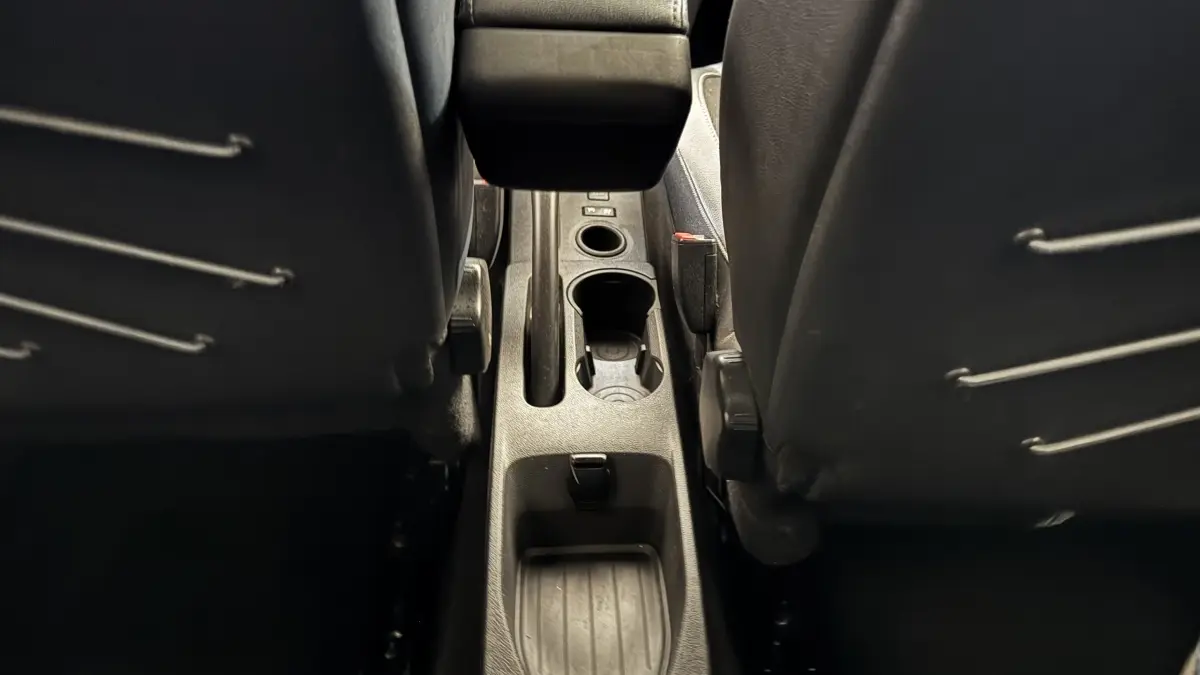 Vue rapprochée de la console centrale arrière entre les sièges noirs du Renault Captur Intens TCe 90 2019.