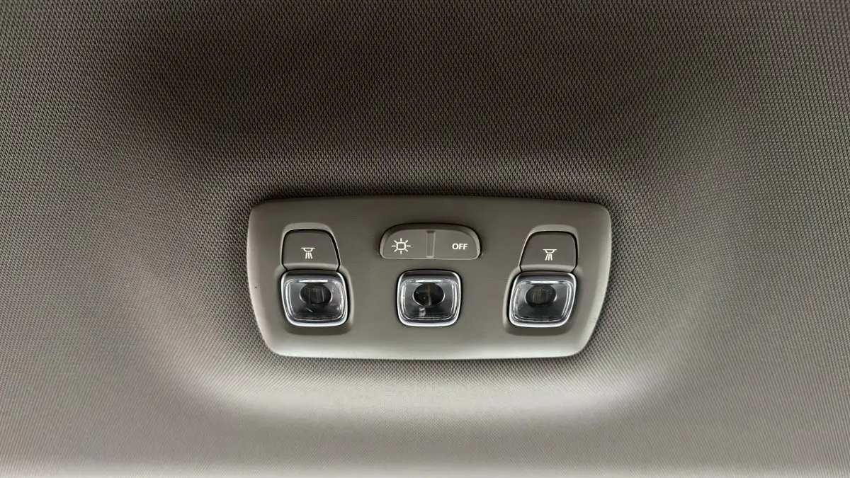 Plafonnier avec trois boutons d'éclairage intérieur sur Renault Captur Intens blanc, vue en contre-plongée.