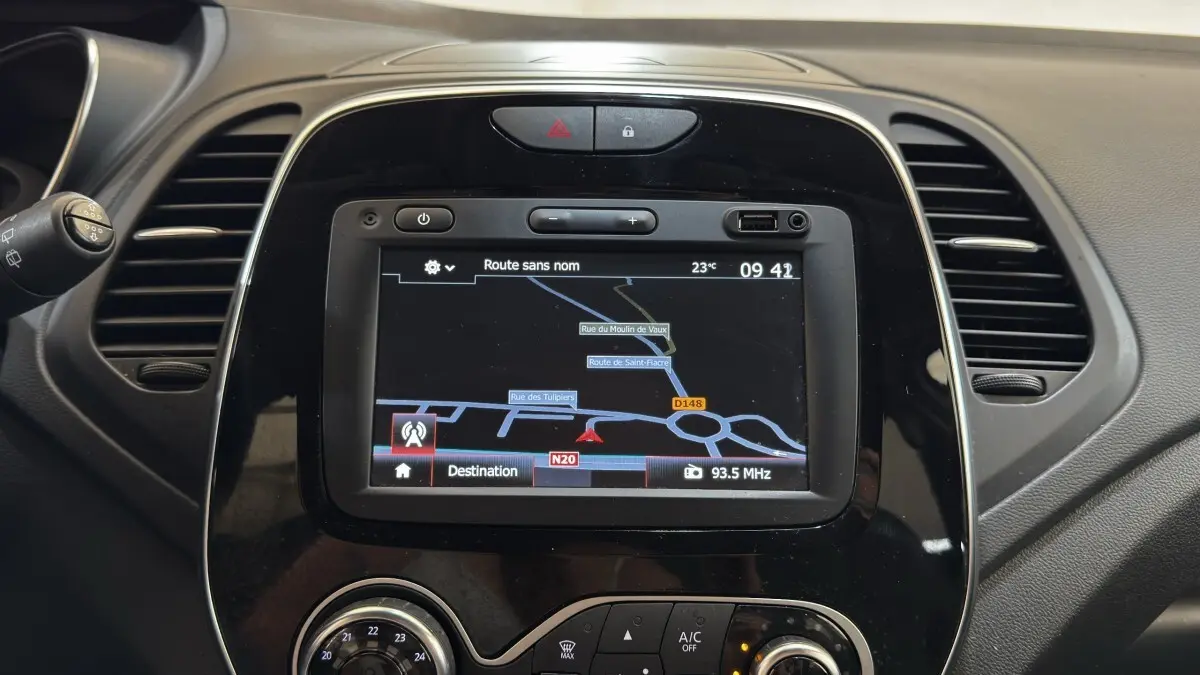 Écran tactile central du tableau de bord du Renault Captur Intens 2019 affichant la navigation GPS.