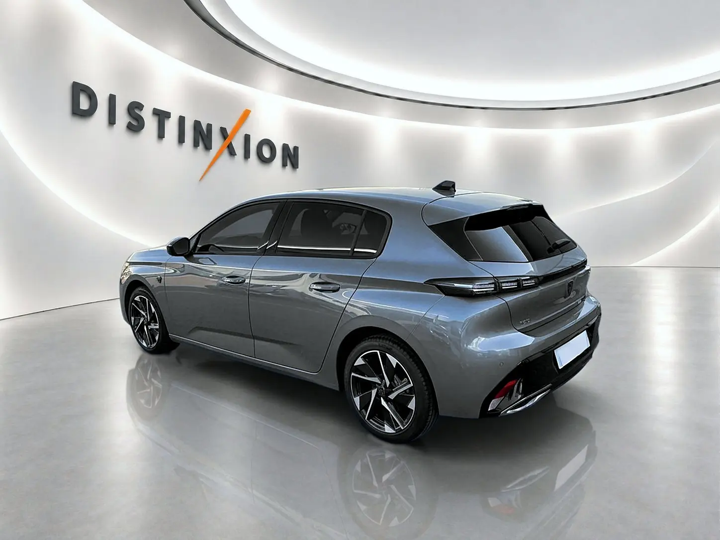 Peugeot 308 gris selenium vue 3/4 arrière droit, avec jantes alliage et vitres arrière surteintées.