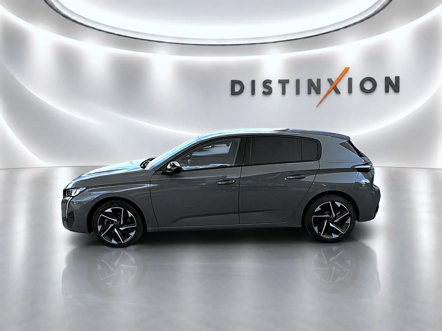 Peugeot 308 gris selenium vue de profil côté gauche, avec jantes alliage noires et décorations modernes.