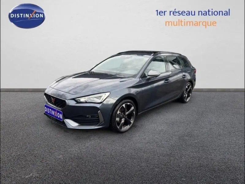 Vue 3/4 avant droite d'une CUPRA Leon 2024 gris magnétique mat avec jantes alu distinctives et toit ouvrant panoramique.