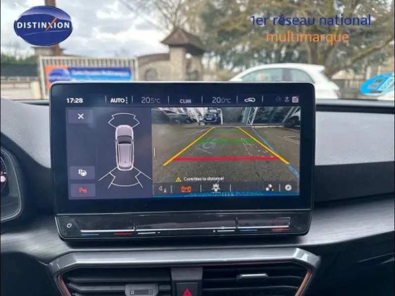 Écran tactile intérieur montrant la caméra de recul et l'aide au stationnement du CUPRA Leon gris magnétique mat 2024