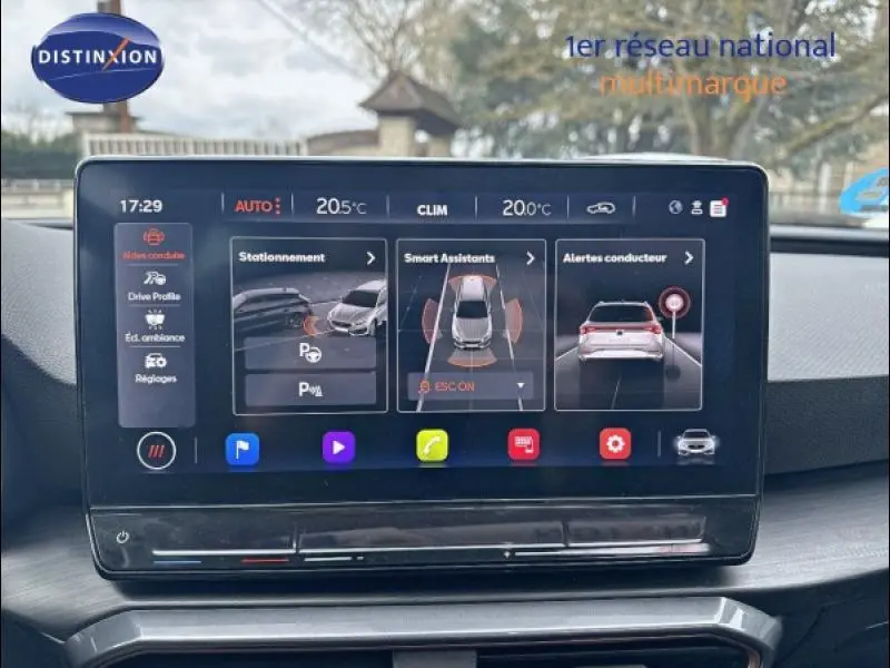 Écran tactile central du tableau de bord du CUPRA Leon 2024 affichant les aides à la conduite et la climatisation.