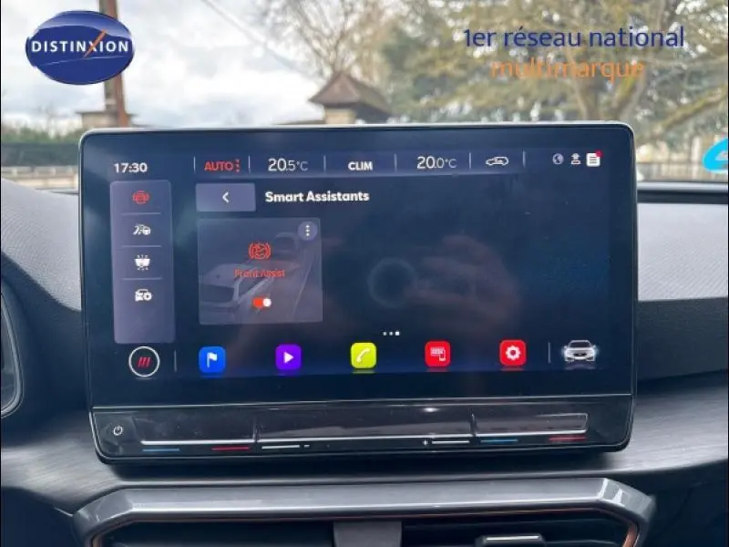 Écran tactile central du tableau de bord de la CUPRA Leon 2024 affichant les assistants intelligents et la climatisation