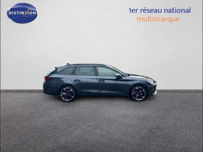 Profil droit d'une CUPRA Leon 1.5 eTSI 150ch V DSG7 gris magnétique mat avec jantes alu noires et toit ouvrant panoramique.