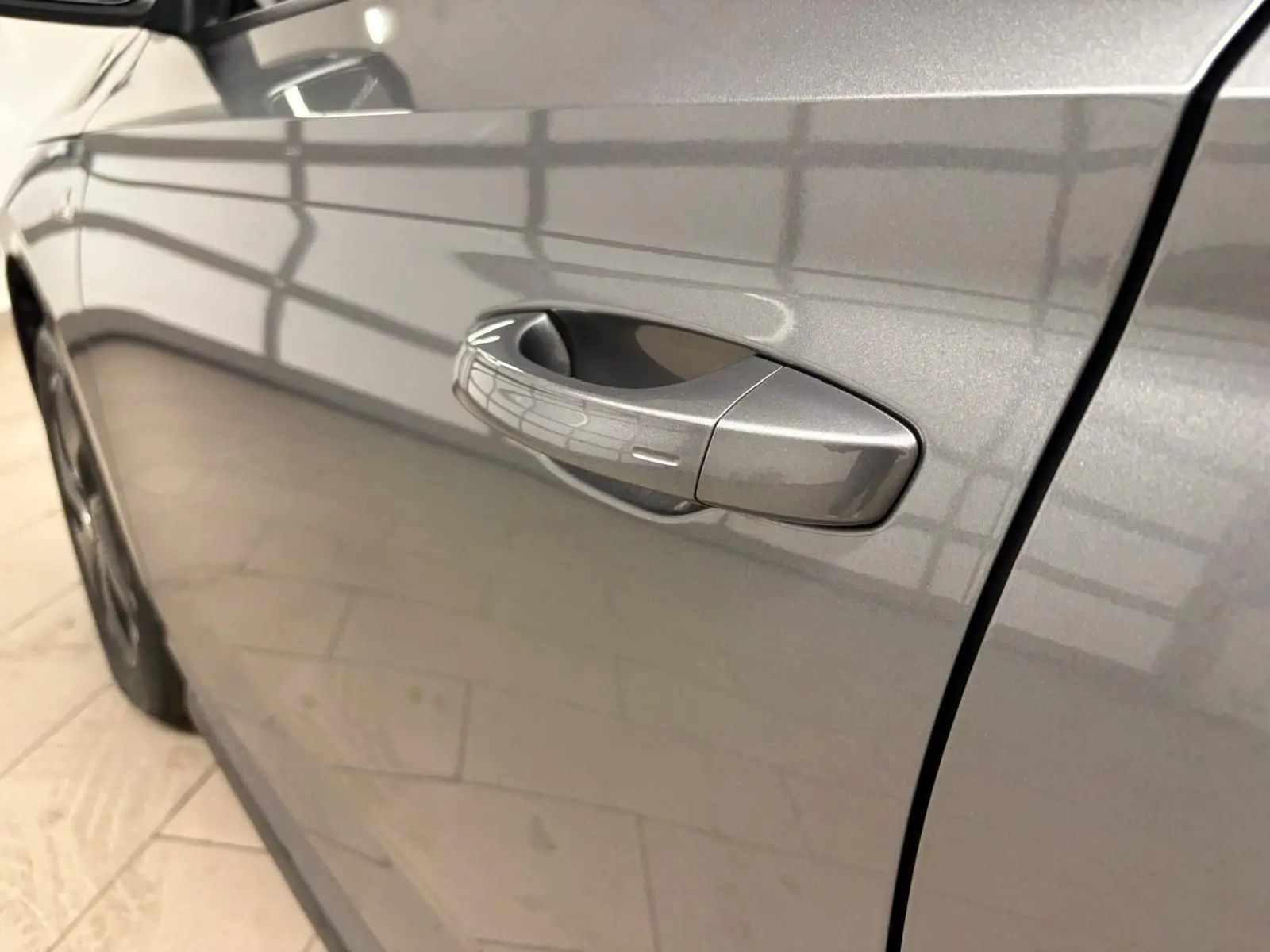 Poignée de porte côté gauche du Skoda Kamiq 2024 gris graphite version Monte Carlo, vue rapprochée en extérieur.