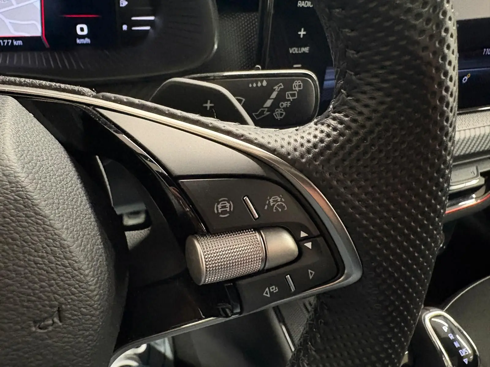 Gros plan sur la commande multifonction côté gauche du volant perforé du Skoda Kamiq gris graphite 2024.
